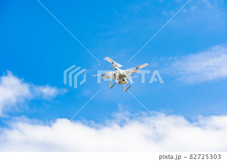 ドローンと青空 82725303