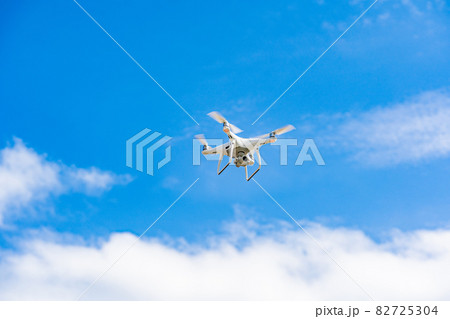 ドローンと青空 82725304