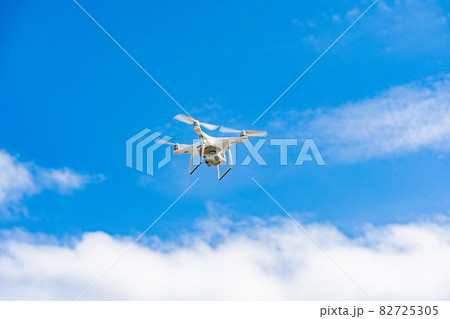 ドローンと青空 82725305