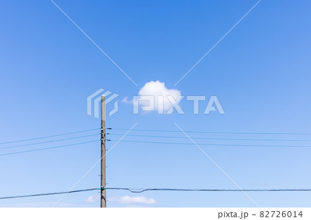 電信柱ど電線と青空に浮かぶ小さな白い雲 82726014