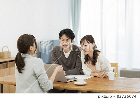 商談をする夫婦 82726074