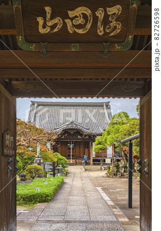 [東京・堀切] 隅田川七福神の毘沙門天を祀る多聞寺の山門に飾ってある隅田山の彫られた扁額。 82726598