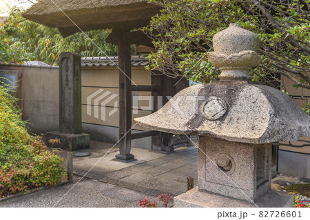 [東京・堀切] 隅田川七福神の多聞天を祀る多聞寺の参道に立つ石灯篭と茅葺の山門。 82726601