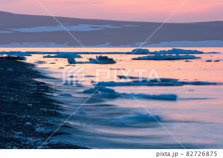 Seashore and ice floes on the water 82726875