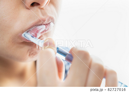 歯磨きをする女性の写真。デンタルケア・口腔ケアのイメージ。虫歯予防。 歯磨きをする女性の写真。デンタルケア・口腔ケアのイメージ。虫歯予防。 82727016