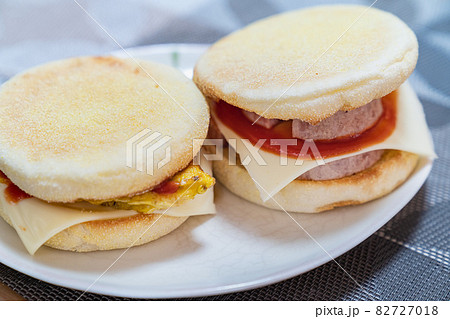 美味しそうな手作りイングリッシュマフィンの写真 美味しそうな手作りイングリッシュマフィンの写真 82727018