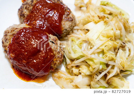 美味しそうな手づくりハンバーグの写真 美味しそうな手づくりハンバーグの写真 82727019