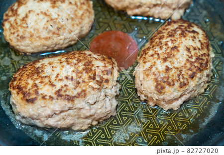 美味しそうな手づくりハンバーグの写真 82727020