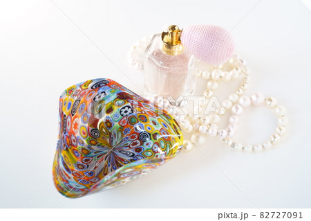 ベネチアングラスの小物入れと、パールアクセサリー ベネチアングラスの小物入れと、パールアクセサリー 82727091