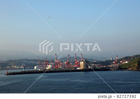 台湾の基隆港西岸ふ頭の港湾風景 台湾の基隆港西岸ふ頭の港湾風景 82727392
