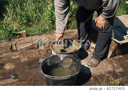 Kneading cement for pouring garden path, garden construction work 82727403