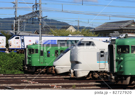 向日町の京都支所に並ぶ電車 向日町の京都支所に並ぶ電車 82727920