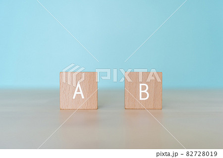 「A」「B」が書かれた積み木ブロック 82728019