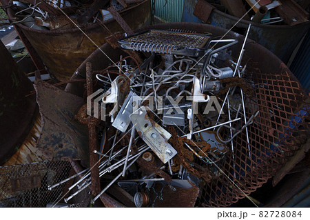 鉄工所のゴミ捨て場,鉄屑置き場、産業廃棄物,錆びて打ち捨てられた鉄のゴミ、 鉄工所のゴミ捨て場,鉄屑置き場、産業廃棄物,錆びて打ち捨てられた鉄のゴミ、 82728084