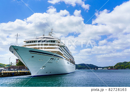 佐世保港に停泊する客船　【長崎県佐世保市】 82728163