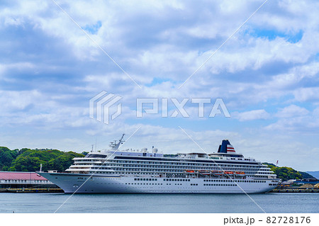 佐世保港に停泊する客船　【長崎県佐世保市】 82728176