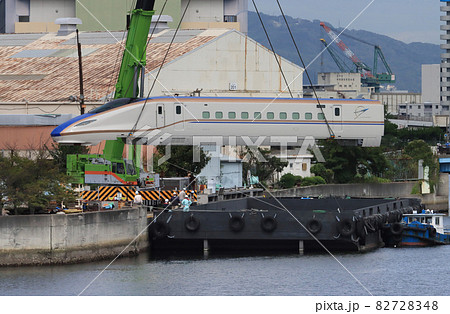 川崎重工から艀に積込まれるE7系新幹線車両 82728348