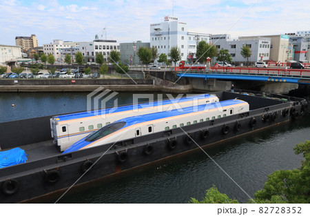 川崎重工から艀で輸送されるE7系新幹線車両 川崎重工から艀で輸送されるE7系新幹線車両 82728352