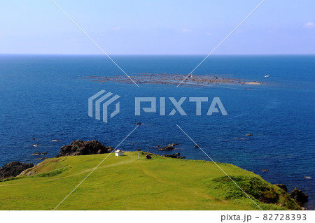 秋田県 男鹿半島 入道崎先端と沖合に浮かぶ水島 82728393