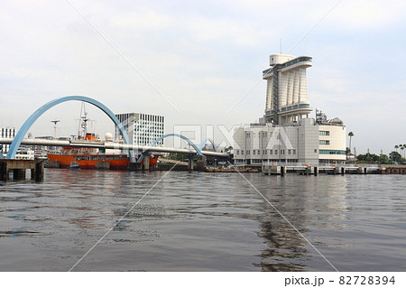 沖合いから眺める名古屋ガーデンふ頭　ポートタワーと南極観測船ふじ 82728394