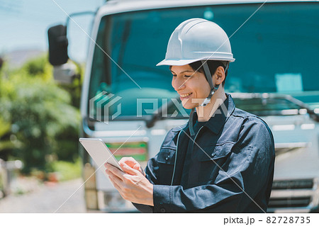トラック運転手とタブレット トラック運転手とタブレット 82728735