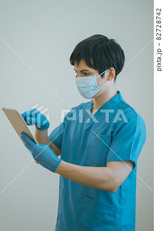 タブレットと医療従事者 82728742