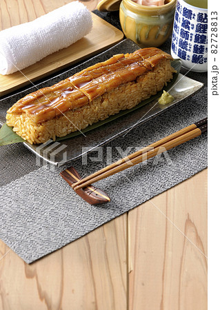 笹の葉に置かれた穴子の姿鮨と壺に入ったガリとお茶とお手拭き 笹の葉に置かれた穴子の姿鮨と壺に入ったガリとお茶とお手拭き 82728813