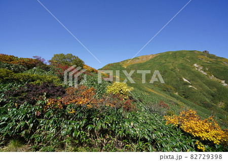 秋の谷川岳を目指して、天神尾根を登る登山者 秋の谷川岳を目指して、天神尾根を登る登山者 82729398
