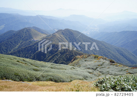 秋の谷川岳 天神尾根を登る登山道から振り返って麓方面を見る 遠くに天神平が見え 秋の谷川岳 天神尾根を登る登山道から振り返って麓方面を見る 遠くに天神平が見え 82729405