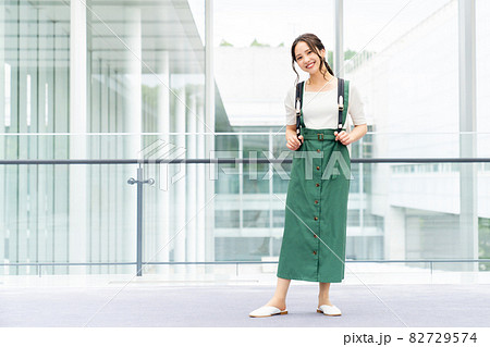校内を歩く大学生の女の子 82729574