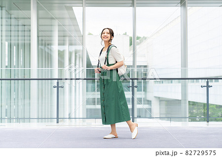 校内を歩く大学生の女の子 82729575