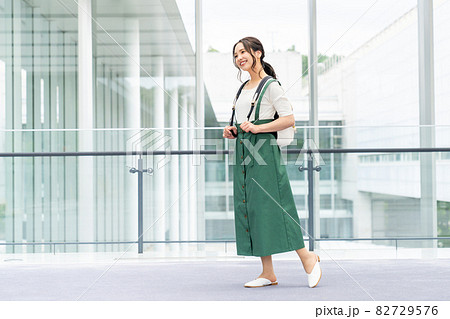 校内を歩く大学生の女の子 82729576