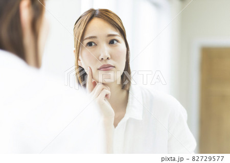 女性　スキンケア　肌トラブル　 82729577