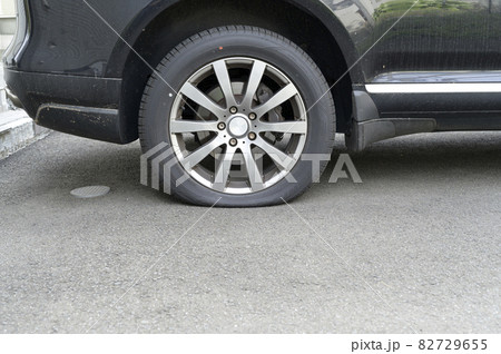 パンクしたタイヤ パンクしたタイヤ 82729655