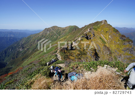 群馬県谷川岳 山頂のトマノ耳からもう一つの山頂オキノ耳に向かう登山道と登山者 群馬県谷川岳 山頂のトマノ耳からもう一つの山頂オキノ耳に向かう登山道と登山者 82729743