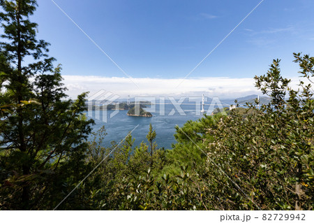大島館山から見た来島海峡大橋(しまなみ海道)を望む風景 大島館山から見た来島海峡大橋(しまなみ海道)を望む風景 82729942