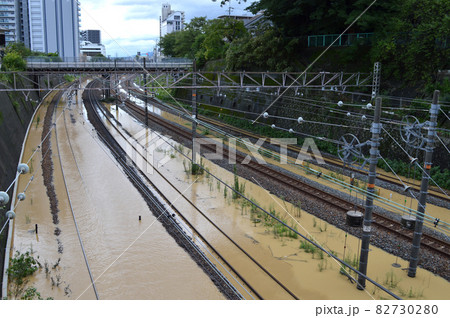 泥水が溢れて冠水した線路 82730280