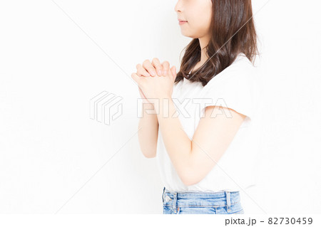 お願いのジェスチャーをするTシャツを着た若い女性 お願いのジェスチャーをするTシャツを着た若い女性 82730459