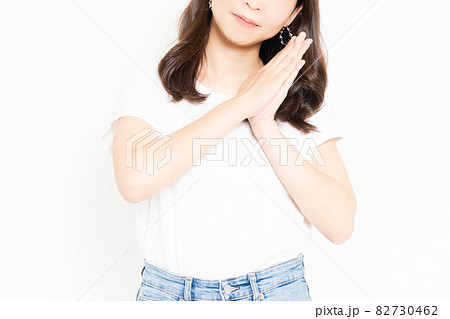お願いのジェスチャーをするTシャツを着た若い女性 お願いのジェスチャーをするTシャツを着た若い女性 82730462