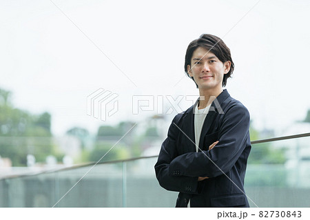 腕組みをする若い男性・若手経営者 82730843