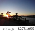 江ノ島の夕日と富士山 82731055