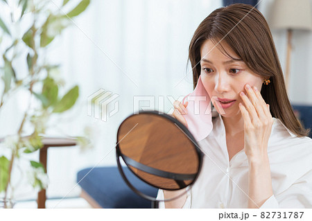 マスクによる肌荒れに悩む女性（ビューティーイメージ） 82731787