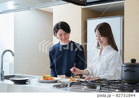 ホームパーティの準備をする夫婦（ちょっと贅沢なおうち時間） 82731844