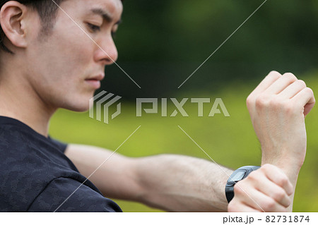スマートウォッチの活用・運動する若い男性 スマートウォッチの活用・運動する若い男性 82731874
