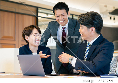 オフィスで打合せするビジネスパーソン　撮影協力：WEEK芝大門（サンフロンティア不動産） 82732541