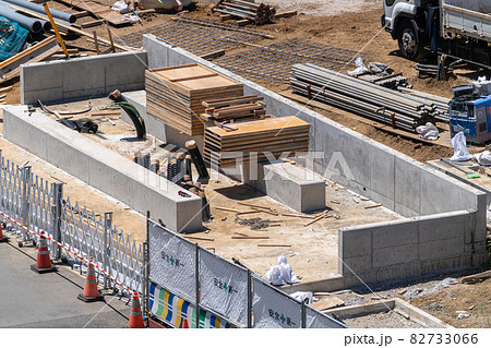 型枠大工 運搬 脱型 基礎工事 建築現場 型枠大工 運搬 脱型 基礎工事 建築現場 82733066