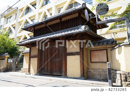 大阪　茨木　茨木城跡の櫓門（復元）（茨木小学校前、秋） 82733265