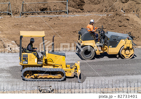 ロードローラー　ブルドーザ　整地 82733401