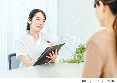 患者を心配する白衣の女性 82733470