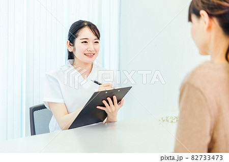 診察を受ける中高年の女性と医療スタッフ 82733473